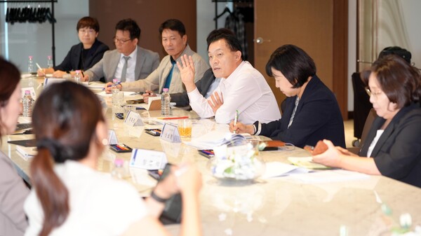 이재준 수원특례시장이 ‘글로벌축제·케이(K)-컬처로드 세미나’에서 의견을 밝히고 있다 수원시 제공