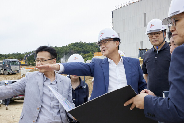 주형철 경기도 경제부지사가 17일 용인시 처인구 원삼면에서 ‘용인 반도체클러스터 일반산업단지’ 조성 진행상황을 살펴보고 있다 경기도 제공