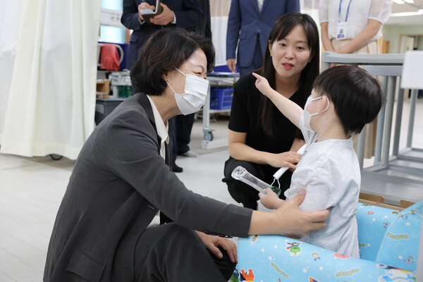 추미애 경기도지사가 추석을 앞둔 17일 여주시 점동면에 있는 장애아 거주시설 ‘여주천사들의 집’을 찾았다. 경기도 제공