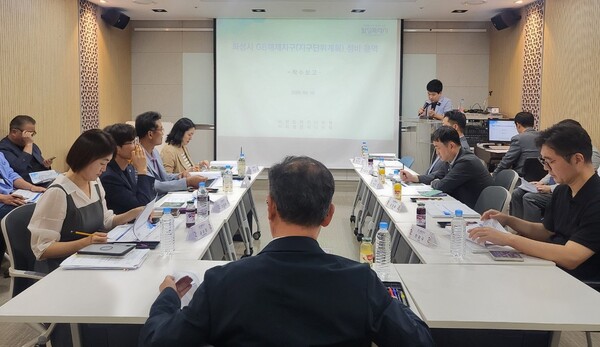 화성특례시가 18일 GB해제지구(지구단위계획) 정비 용역 착수보고회에서 장기미집행 도시계획시설 정비 방안을 논의하고 있다. 화성시 제공