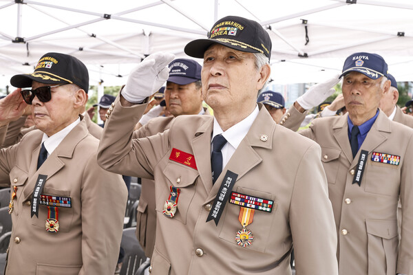 제17회 호국영령 합동위령제에 참석한 국가유공자와 보훈단체 회원들이 18일 화성현충공원에서 순국선열과 호국영령을 기리며 경례하고 있다. 화성시 제공