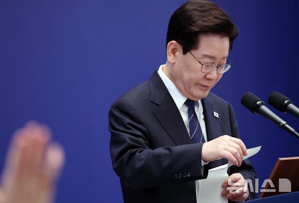 이재명 대통령이 18일 청와대 영빈관에서 열린 기자회견 '국민의 뜻, 국민의 삶 더 살피겠습니다'에서 메모지를 넘기고 있다. (뉴시스)