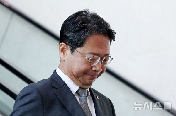김승원 법무부 장관 후보자가 19일 오전 서울 여의도 국회 소통관에서 기자회견을 마치고 이동하고 있다. 이날 김 후보자는 후보직을 사퇴했다. (뉴시스)