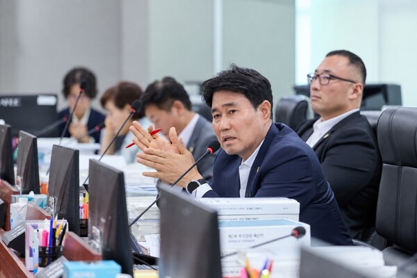 이성원 의원이 16일 열린 경기도 예산결산특별위원회 보건복지위원회 회의에서 발언하고 있다. 경기도의회 제공 