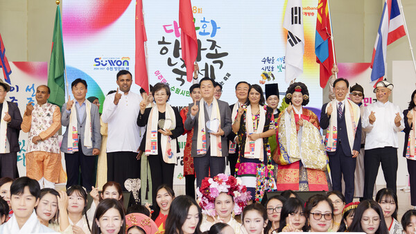 이재준 수원특례시장(오른쪽 5번째부터), 김미경 수원특례시의회 의장, 김영진 의원(왼쪽 2번째) 등이 다문화 한가족 축제 참석자들과 함께하고 있다. 수원시 제공