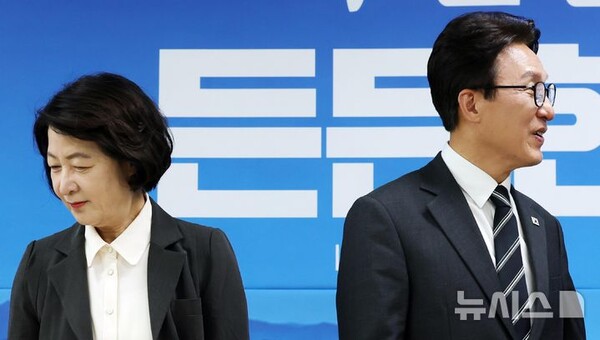 김민석 더불어민주당 대표와 추미애 경기도지사가 21일 경기 의정부시 경기도청 북부청사에서 열린 2026 더불어민주당 경기 예산정책협의회에 참석하고 있다. (뉴시스)