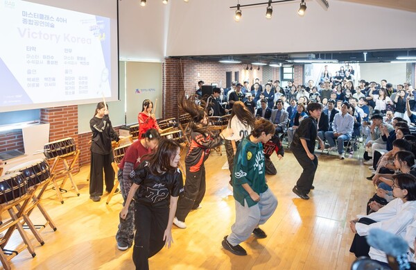 경기학교예술창작소 ‘2026 RAS 학생 창작발표회’에서 학생들이 공연하고 있다. 경기도교육청 제공 