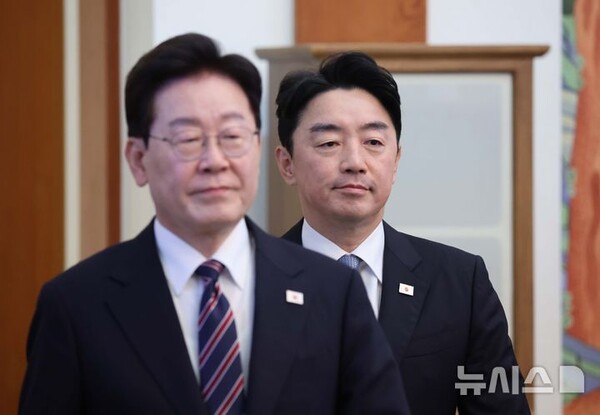 강훈식 비서실장이 21일 청와대에서 열린 수석보좌관회의에 이재명 대통령과 함께 입장하고 있다. (뉴시스)