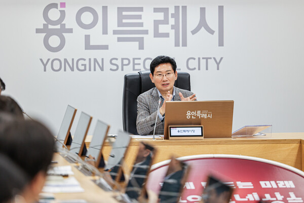 이상일 용인특례시장은 22일 시청 영상회의실에서 열린 간부공무원 회의에서 공직자의 자세를 강조했다. 용인시 제공