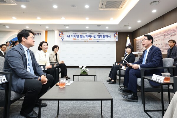정명근 화성특례시장이 22일 AI 디지털 헬스케어 사업 업무협약식에서 참석자들과 사업 추진 방안에 대해 의견을 나누고 있다. 화성시 제공 