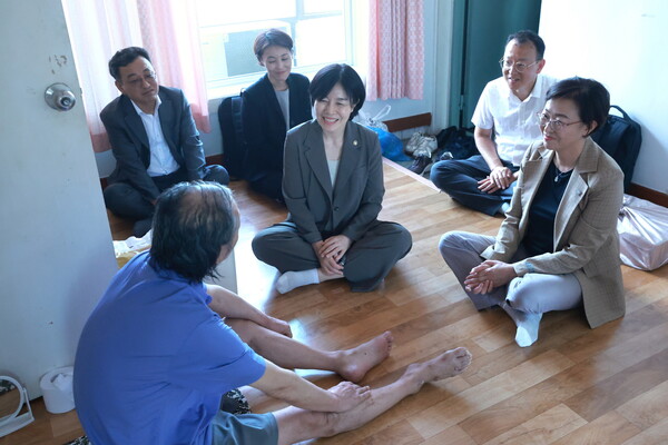 현수엽 보건복지부 제1차관이 추석명절을 앞둔 18일 안양시 관양동 위기가구 가정을 방문해 현장의 의견을 들었다. 보건복지부 제공
