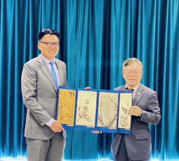 조승문 화성특례시 제2부시장(오른쪽)이 비아루자나 푸레브닥와 울란바타르 시장에게 화성시에서 준비한 기념품인 정조대왕 어필 4폭 화첩을 전달했다. 화성시 제공