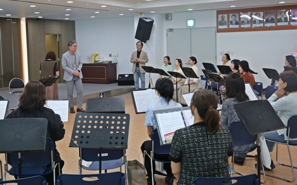 김인배 장안구청장이 장안구여성합창단 단원들과 대화하고 있다. 장안구청 제공