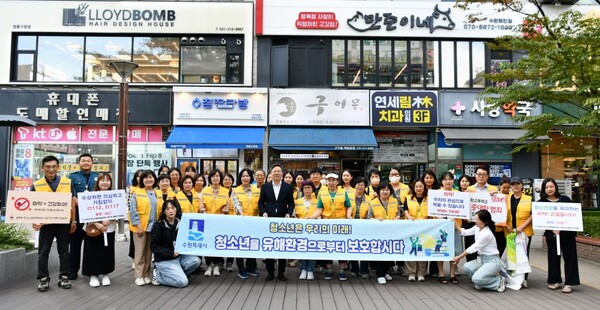 영통구청 앞 중심상가에서 ‘민·관·경 합동 청소년 유해환경 계도 및 선도 캠페인’을 벌였다. 영통구 제공