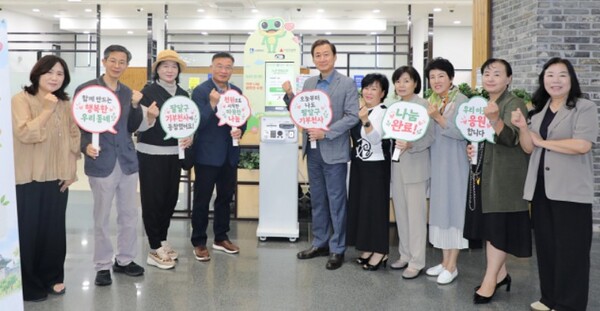 수원시 팔달구(구청장 황규돈)는 구청 1층 로비에서 ‘이동형 기부 키오스크’ 기부 행사를 가졌다. 팔달구 제공