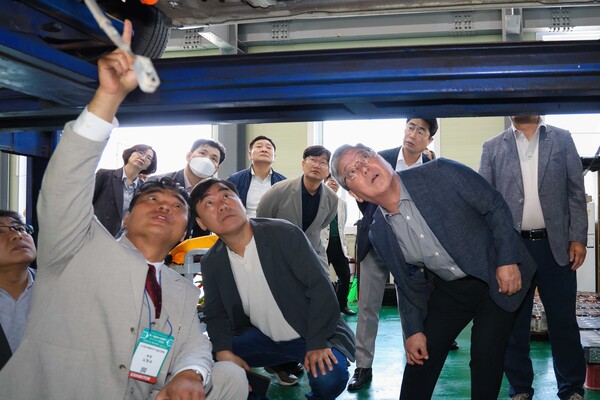용인특례시는 23일 (사)한국배터리기술인협회 시험장에서 ‘배터리 화재 안전교육 및 화재진압 실습’ 교육을 진행했다.용인시 제공