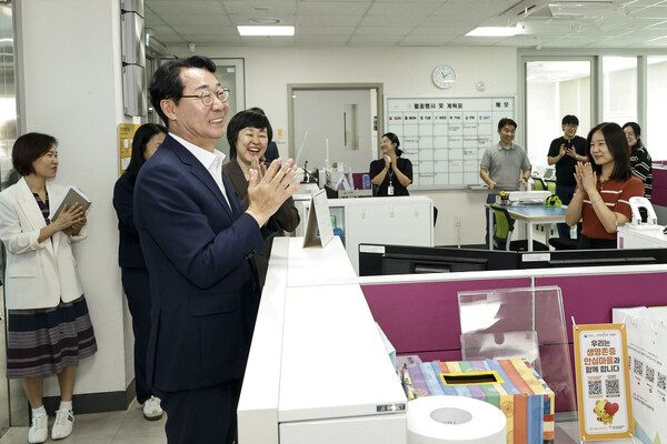 정명근 화성시장이 23일 화성시동탄노인복지관을 방문해 종사자들과 추석 명절 인사를 나누고 있다. 화성시 제공