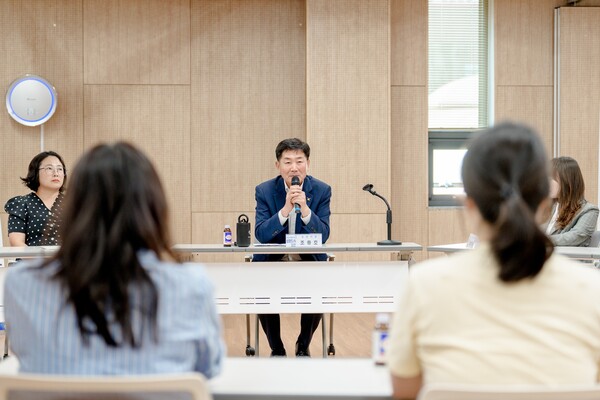 조용호 오산시장이 22일 어린이집 학부모가 참석한 가운데 ‘찾아가는 이동시장실’을 운영했다. 오산시 제공
