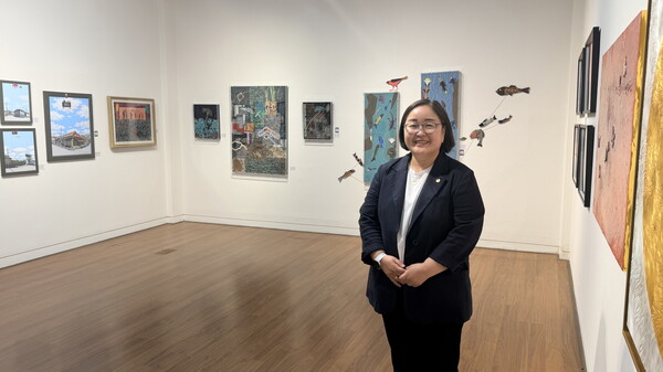 오현정 도의원이 23일 화성시가 마련한 지역 작가 전시장인 서울 인사동 인사아트센터를 찾았다. 경기도의회 제공