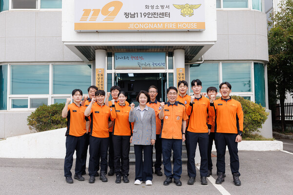 추미애 경기도지사가 화성정남119안전센터를 찾아 근무들과 기념사진을 찍었다. 경기도 제공