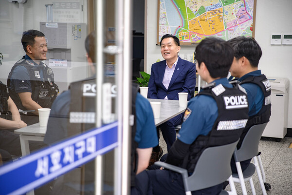 Thị trưởng Suwon Lee Jae-jun đang trò chuyện với cảnh sát tại Công an địa phương Seoho. Do Thành phố Suwon cung cấp