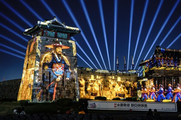 水原华城媒体艺术作品中正祖大王眺望百姓的场景。由水原市提供